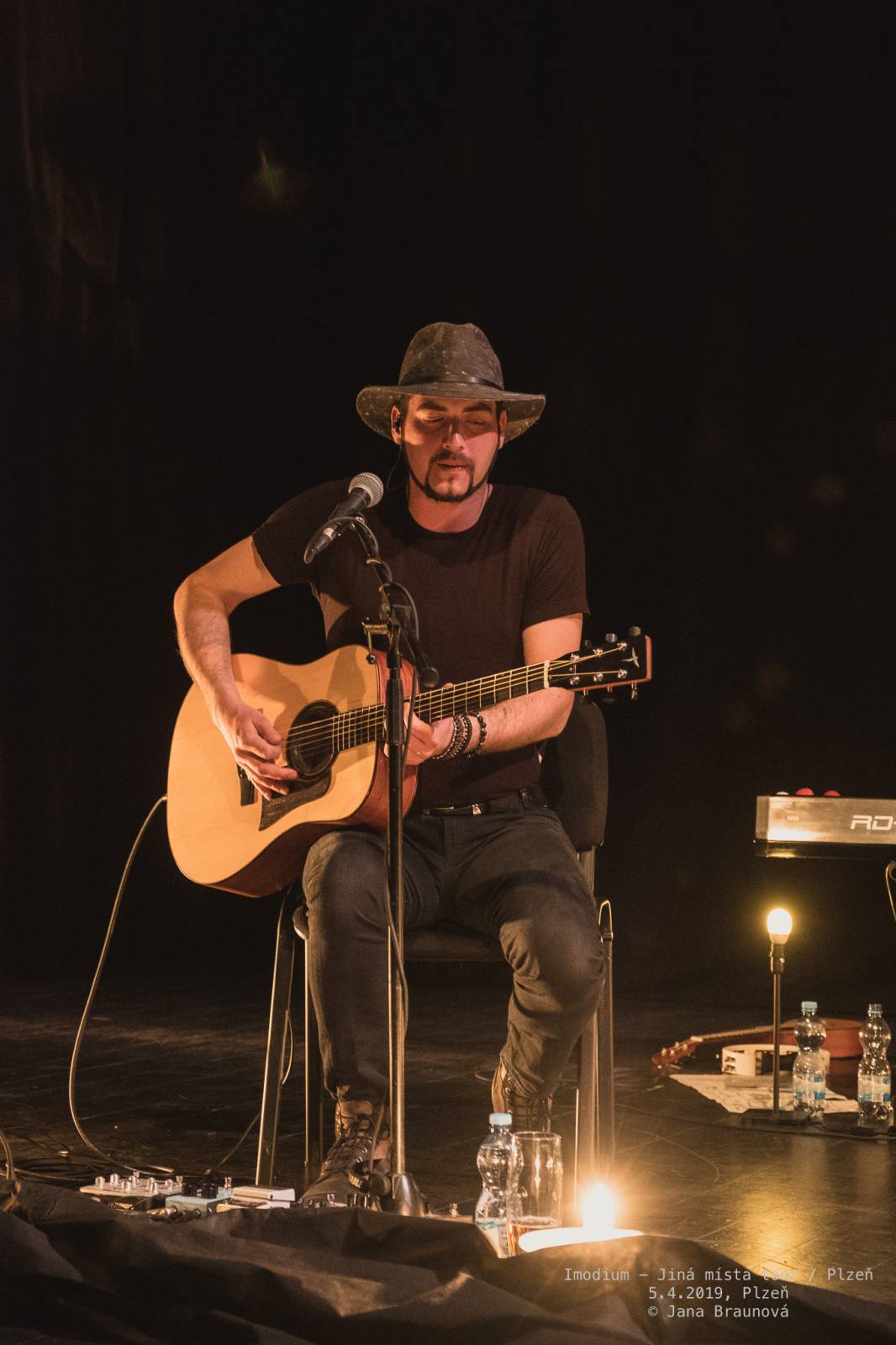 Imodium se loučili v Plzni, atmosféru koncertu dokreslovaly projíždějící vlaky