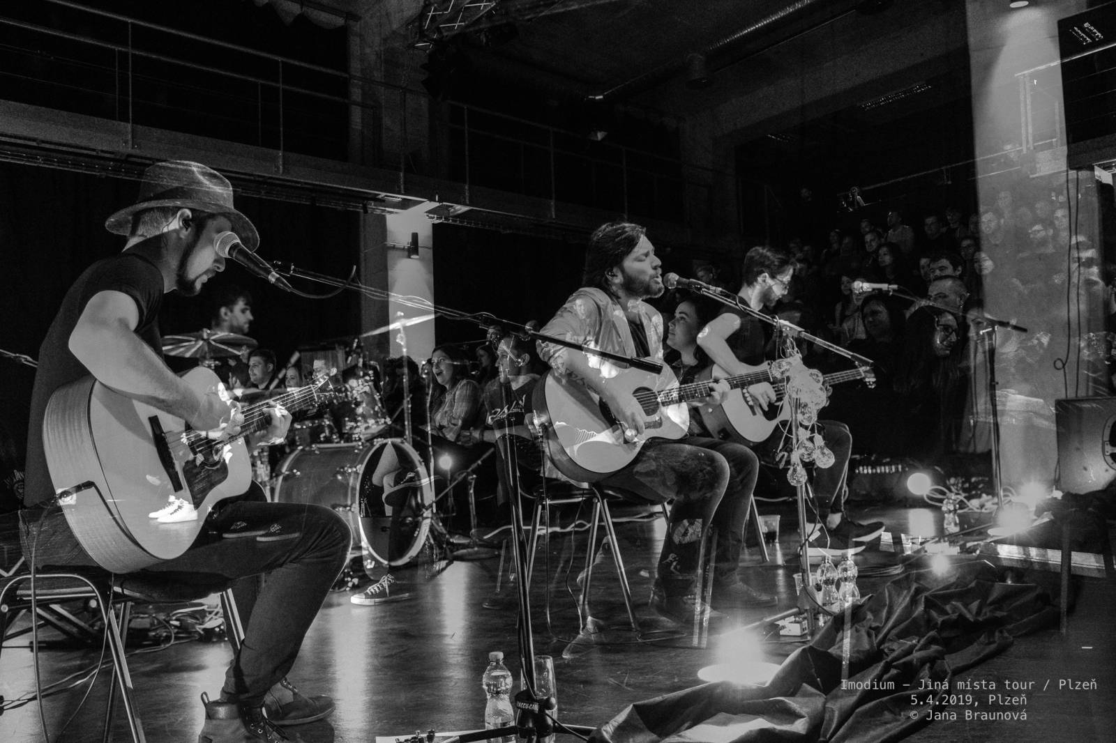 Imodium se loučili v Plzni, atmosféru koncertu dokreslovaly projíždějící vlaky