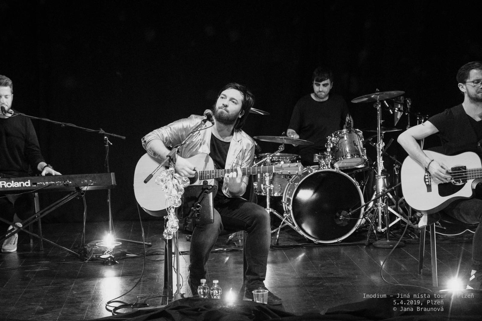 Imodium se loučili v Plzni, atmosféru koncertu dokreslovaly projíždějící vlaky