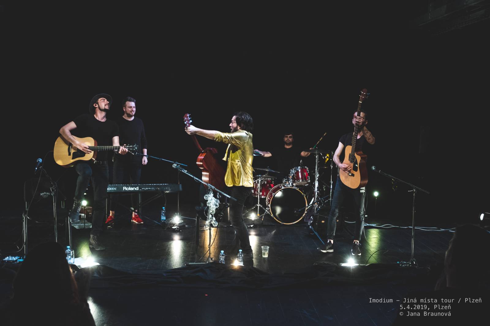 Imodium se loučili v Plzni, atmosféru koncertu dokreslovaly projíždějící vlaky