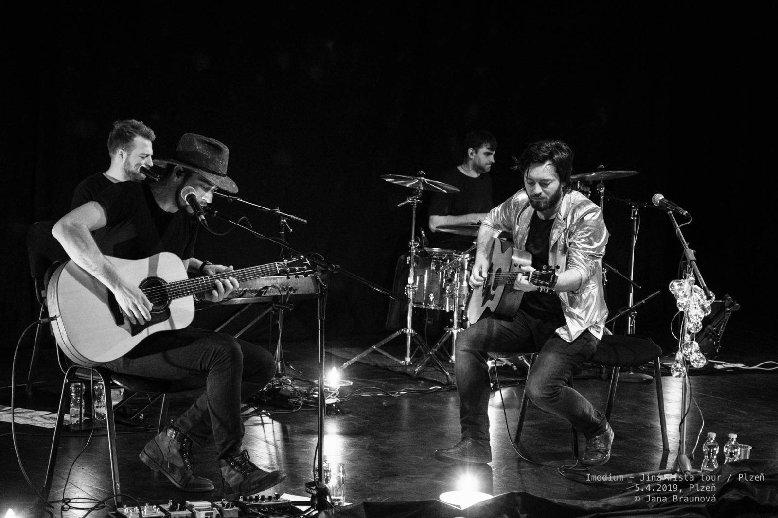 Imodium se loučili v Plzni, atmosféru koncertu dokreslovaly projíždějící vlaky