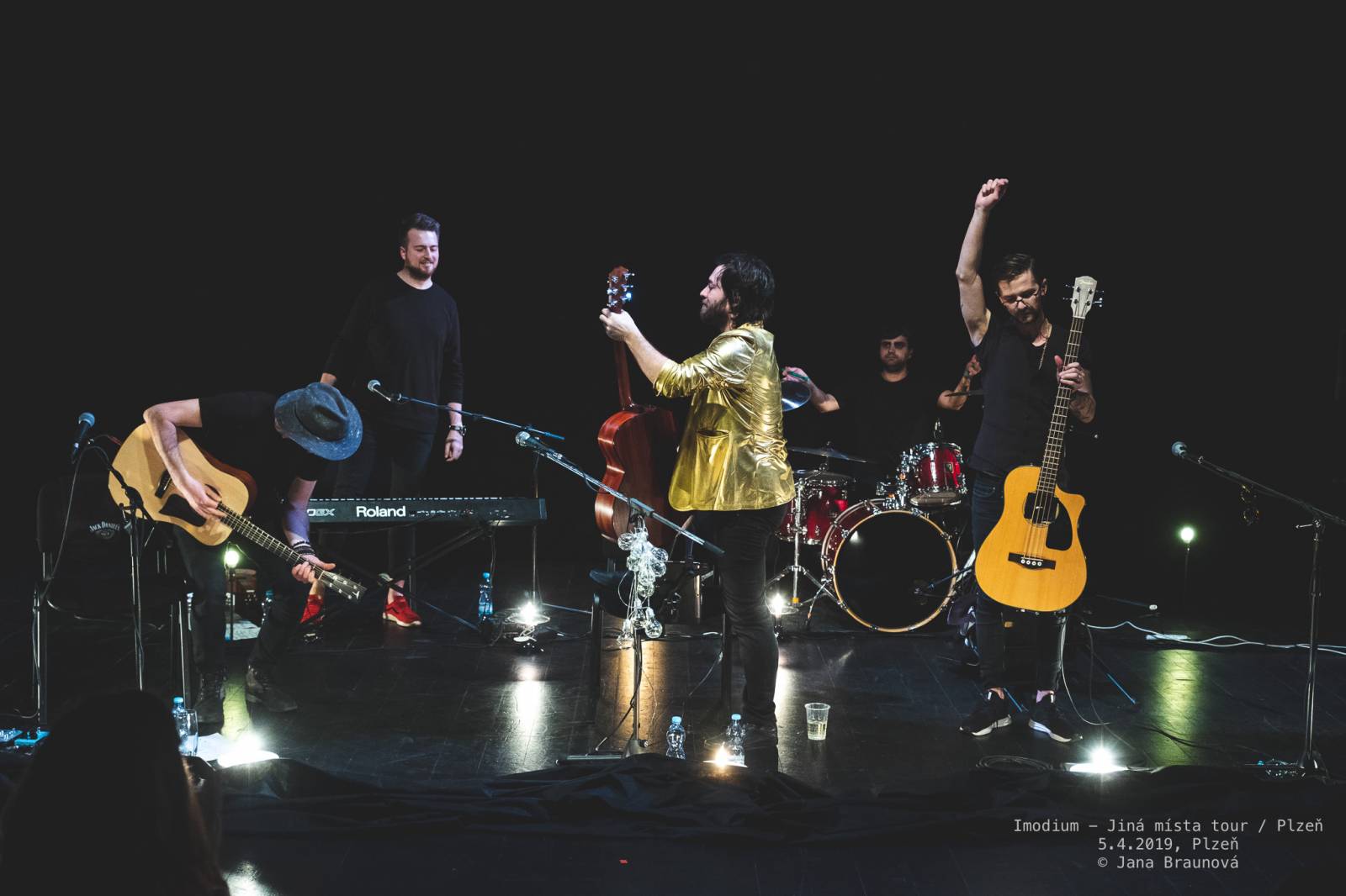 Imodium se loučili v Plzni, atmosféru koncertu dokreslovaly projíždějící vlaky