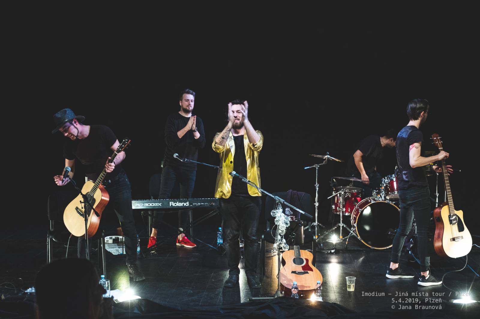 Imodium se loučili v Plzni, atmosféru koncertu dokreslovaly projíždějící vlaky