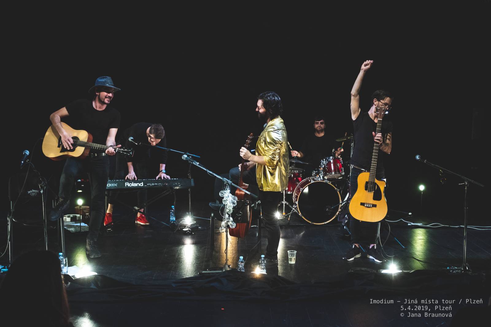Imodium se loučili v Plzni, atmosféru koncertu dokreslovaly projíždějící vlaky
