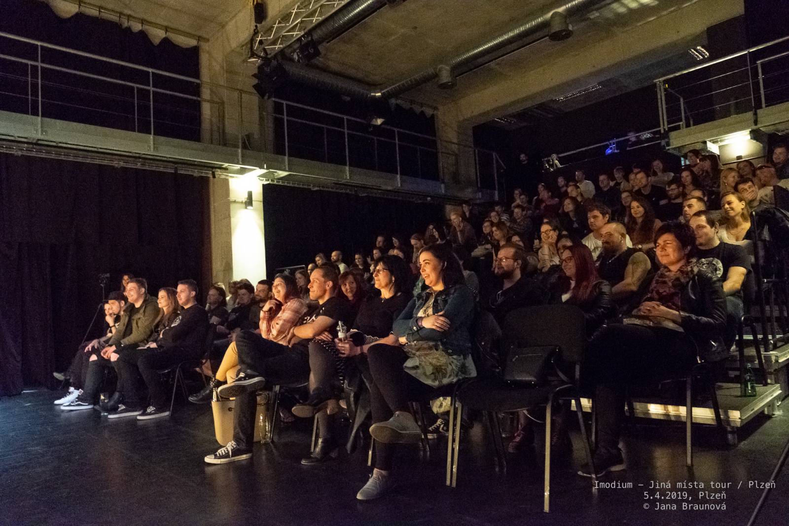 Imodium se loučili v Plzni, atmosféru koncertu dokreslovaly projíždějící vlaky