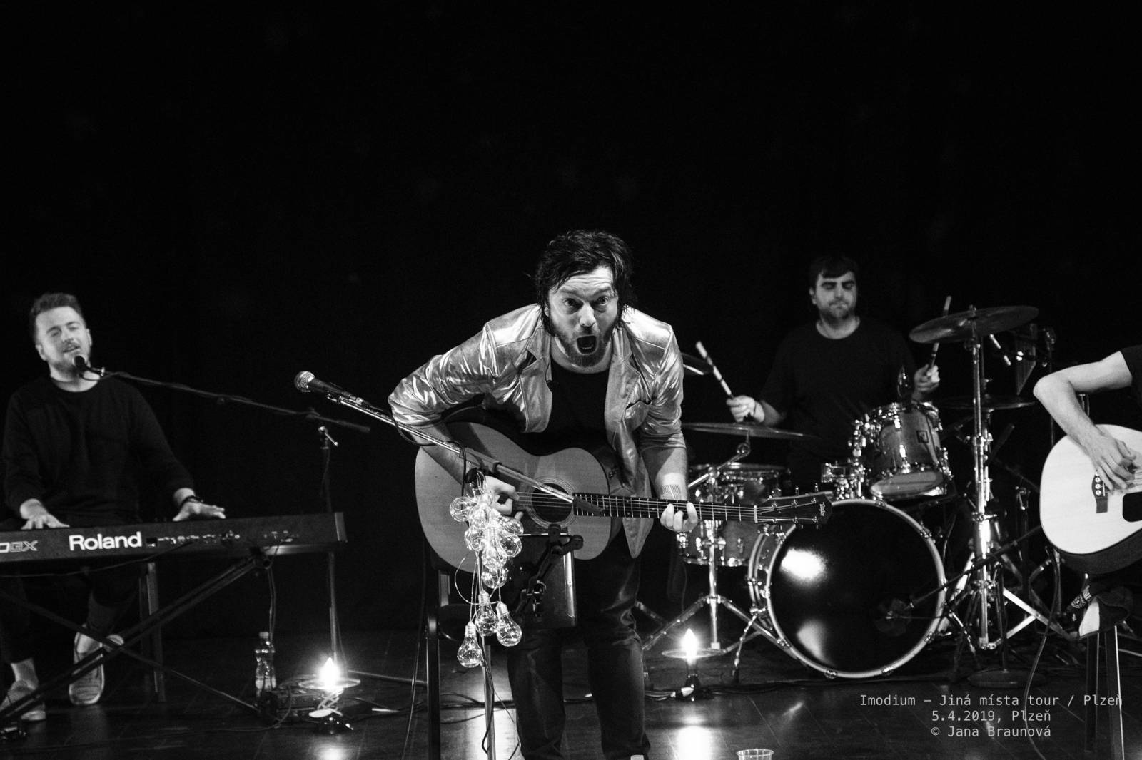 Imodium se loučili v Plzni, atmosféru koncertu dokreslovaly projíždějící vlaky