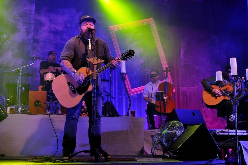 Škwor zahrál v Plzni své rockové hity unplugged