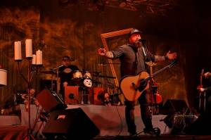 Škwor zahrál v Plzni své rockové hity unplugged