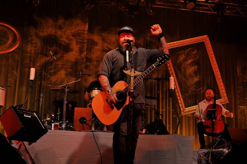 Škwor zahrál v Plzni své rockové hity unplugged