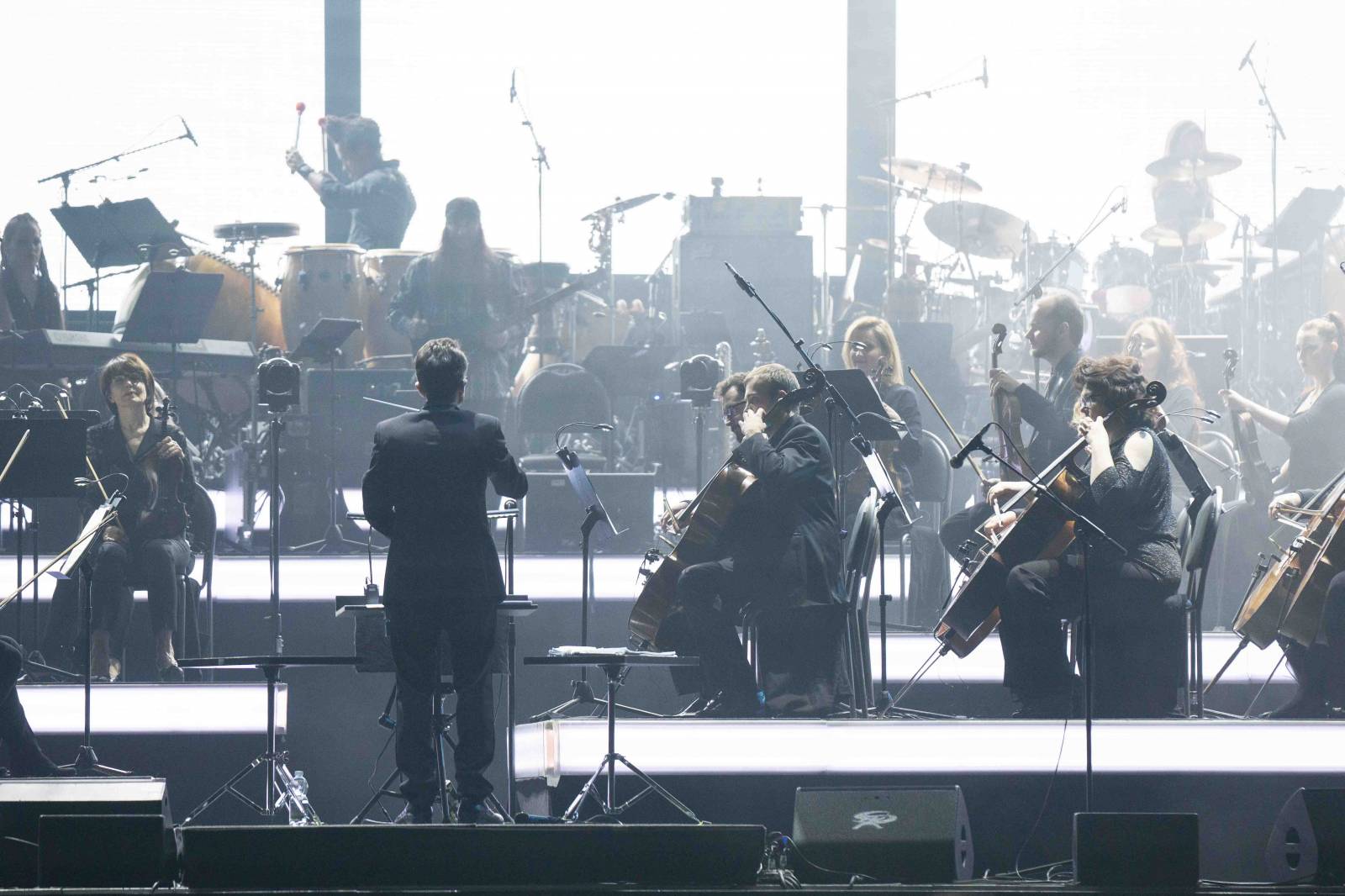 Hans Zimmer ukázal v O2 areně svůj svět. Zahrnoval Piráty z Karibiku, Temného rytíře a další slavné filmové melodie