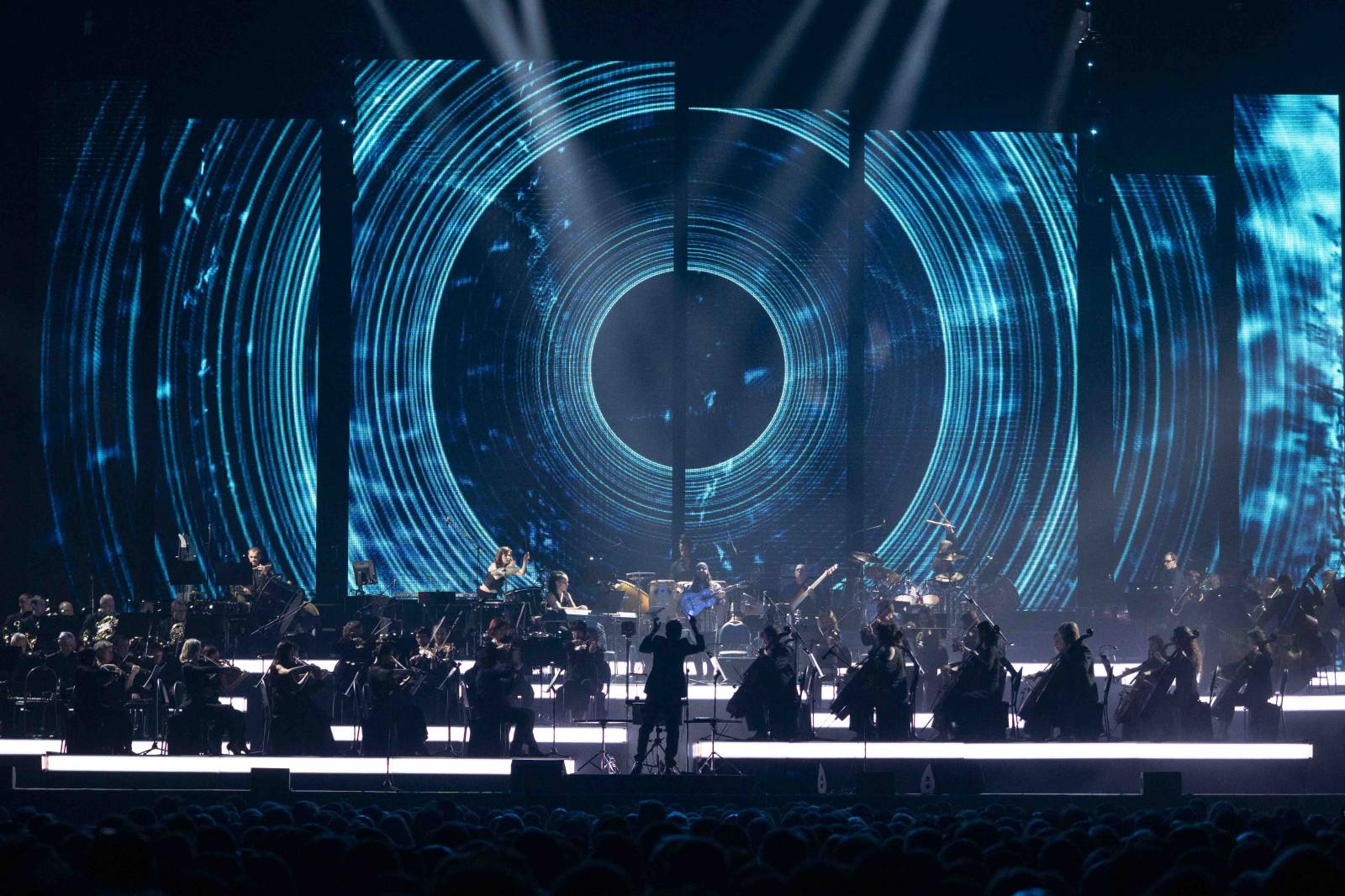 Hans Zimmer ukázal v O2 areně svůj svět. Zahrnoval Piráty z Karibiku, Temného rytíře a další slavné filmové melodie