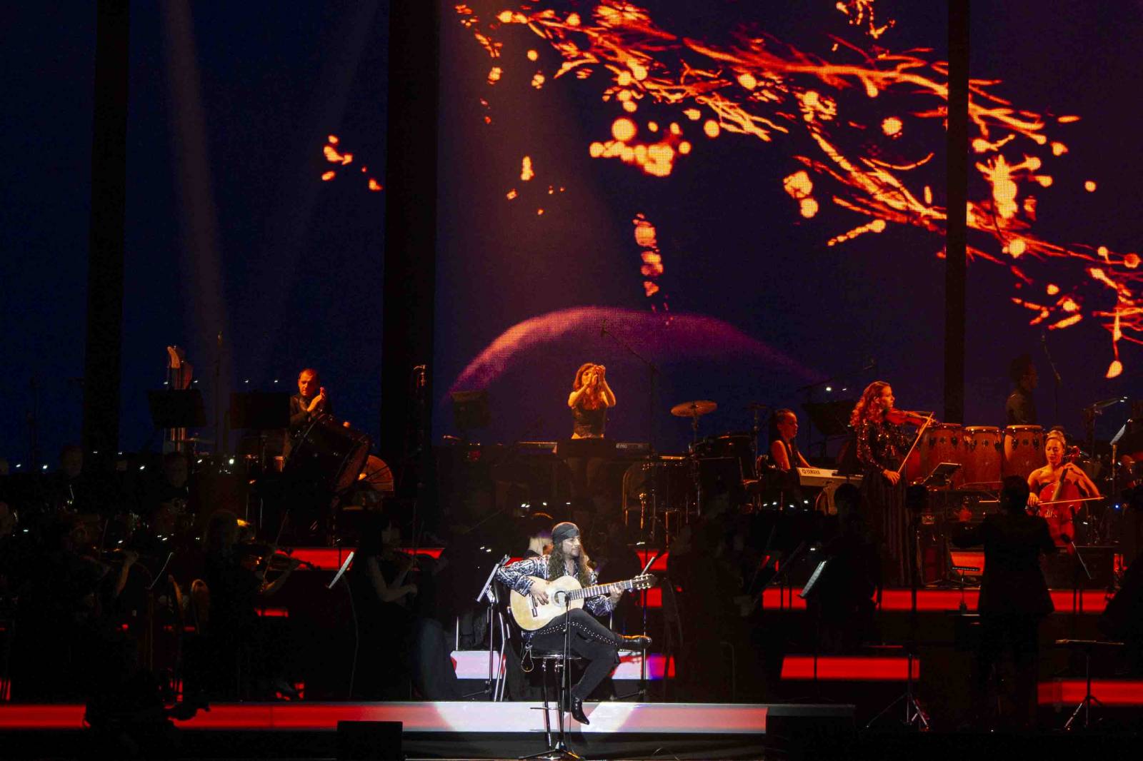 Hans Zimmer ukázal v O2 areně svůj svět. Zahrnoval Piráty z Karibiku, Temného rytíře a další slavné filmové melodie