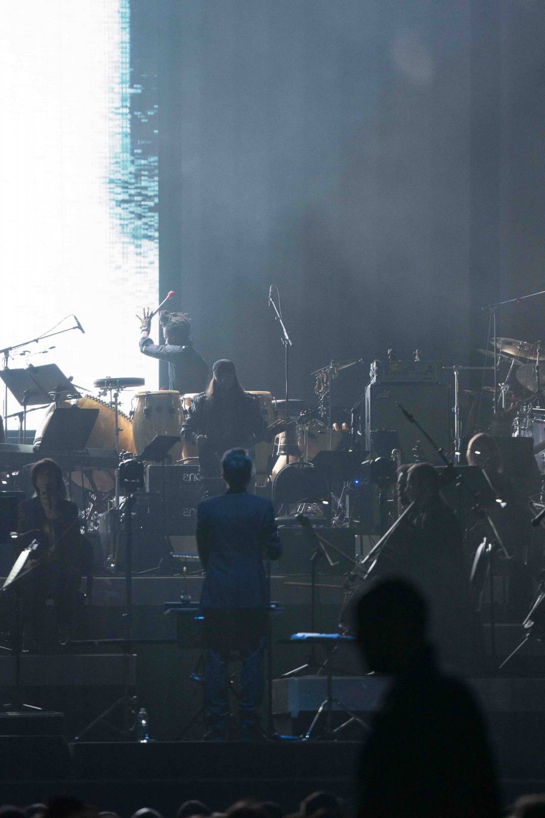 Hans Zimmer ukázal v O2 areně svůj svět. Zahrnoval Piráty z Karibiku, Temného rytíře a další slavné filmové melodie