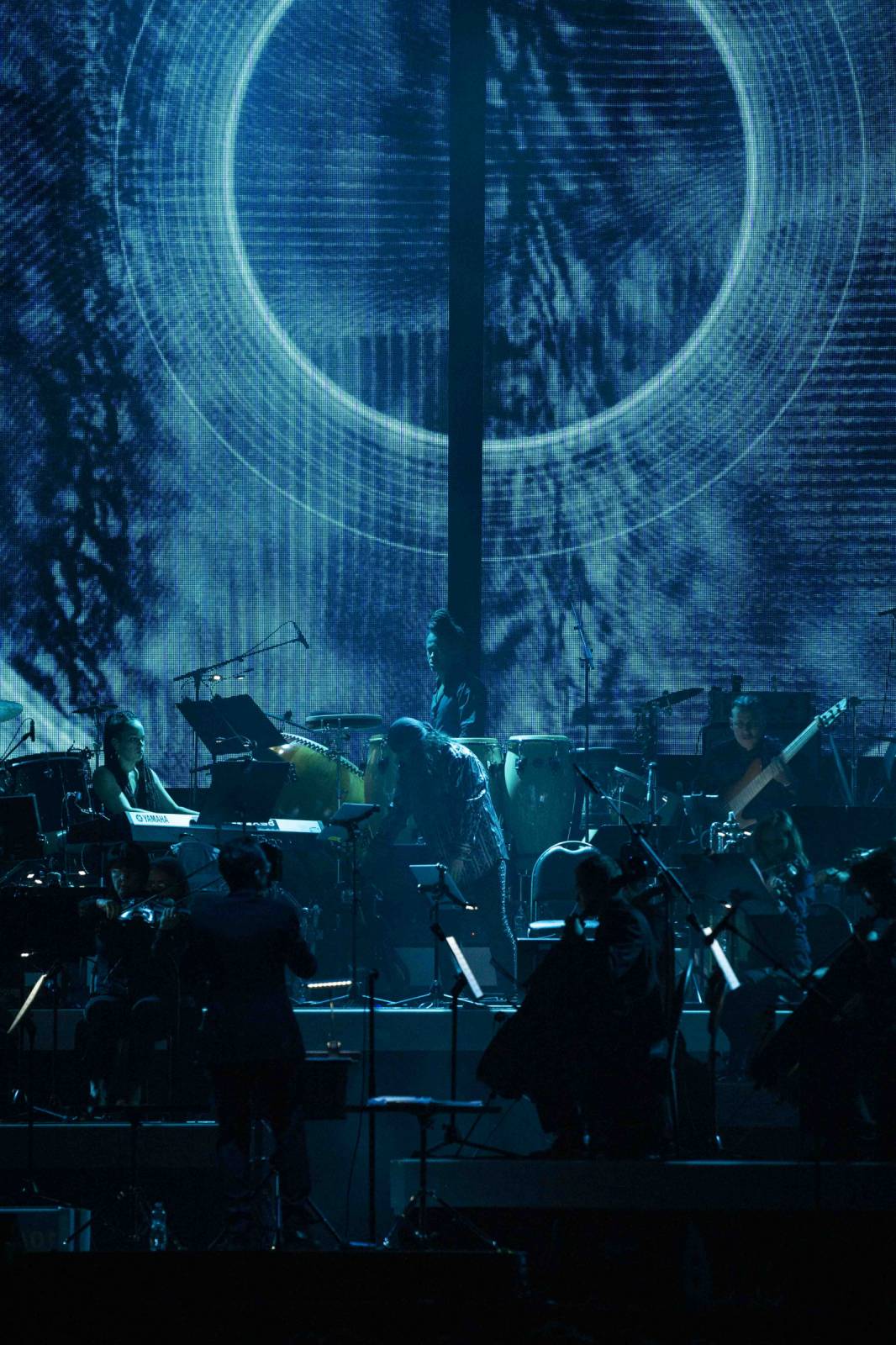 Hans Zimmer ukázal v O2 areně svůj svět. Zahrnoval Piráty z Karibiku, Temného rytíře a další slavné filmové melodie