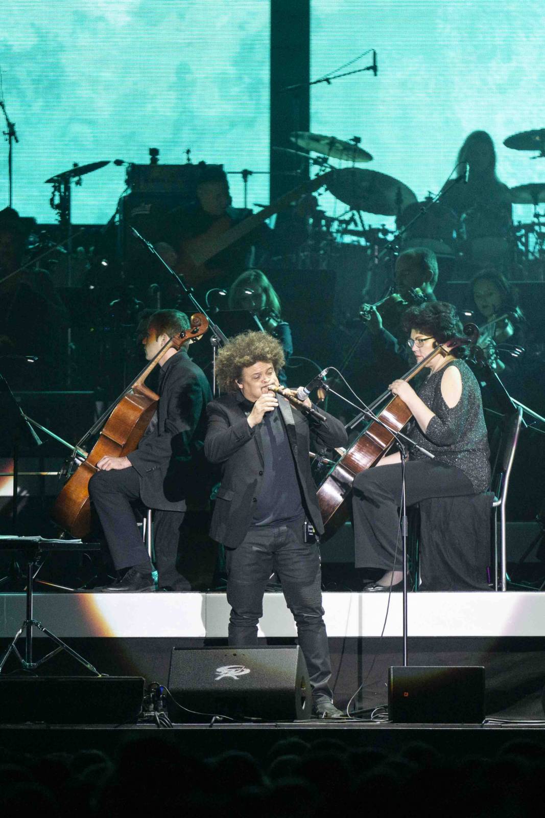 Hans Zimmer ukázal v O2 areně svůj svět. Zahrnoval Piráty z Karibiku, Temného rytíře a další slavné filmové melodie