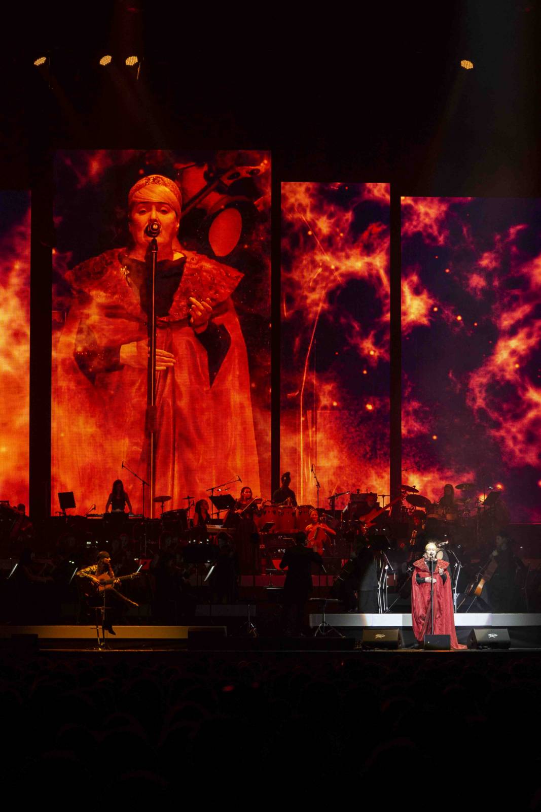 Hans Zimmer ukázal v O2 areně svůj svět. Zahrnoval Piráty z Karibiku, Temného rytíře a další slavné filmové melodie