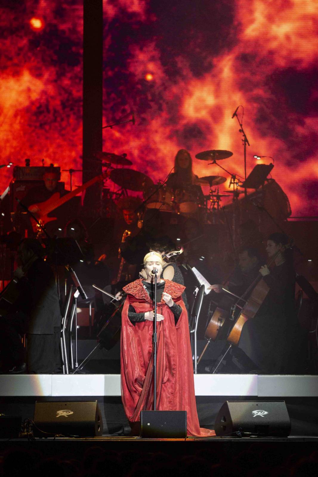 Hans Zimmer ukázal v O2 areně svůj svět. Zahrnoval Piráty z Karibiku, Temného rytíře a další slavné filmové melodie