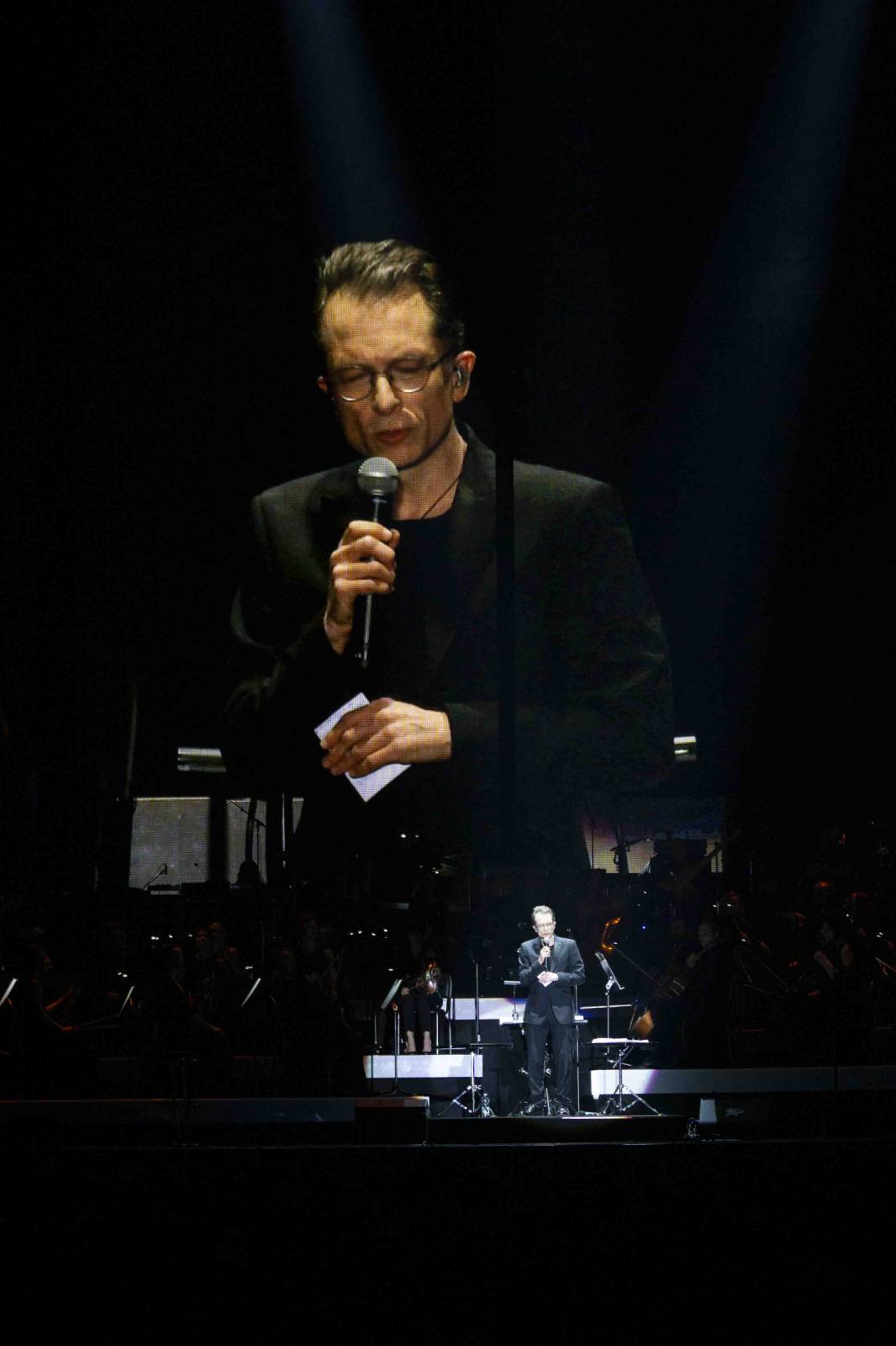 Hans Zimmer ukázal v O2 areně svůj svět. Zahrnoval Piráty z Karibiku, Temného rytíře a další slavné filmové melodie