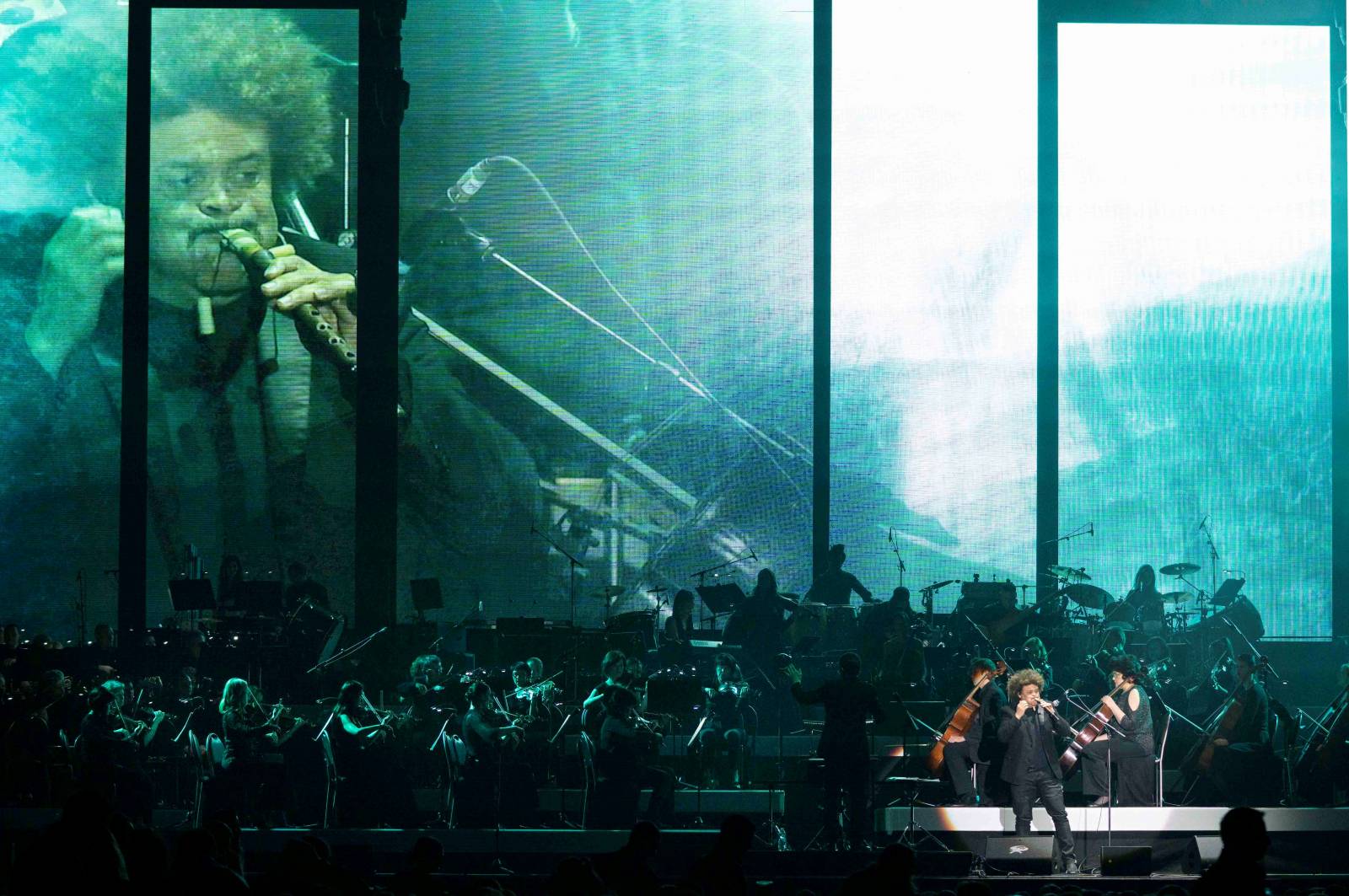 Hans Zimmer ukázal v O2 areně svůj svět. Zahrnoval Piráty z Karibiku, Temného rytíře a další slavné filmové melodie