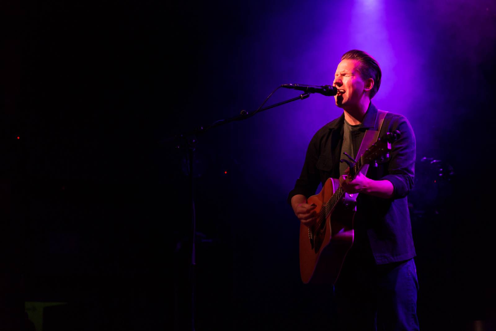 Passenger v Roxy uhranul intimní atmosférou