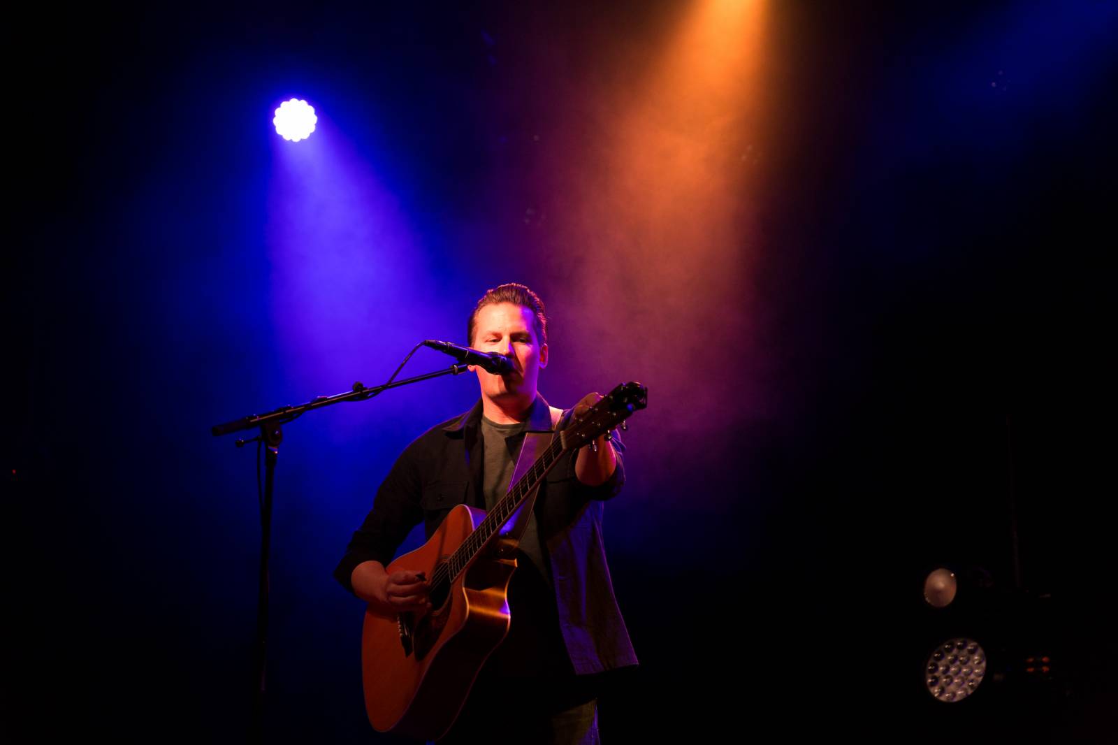 Passenger v Roxy uhranul intimní atmosférou