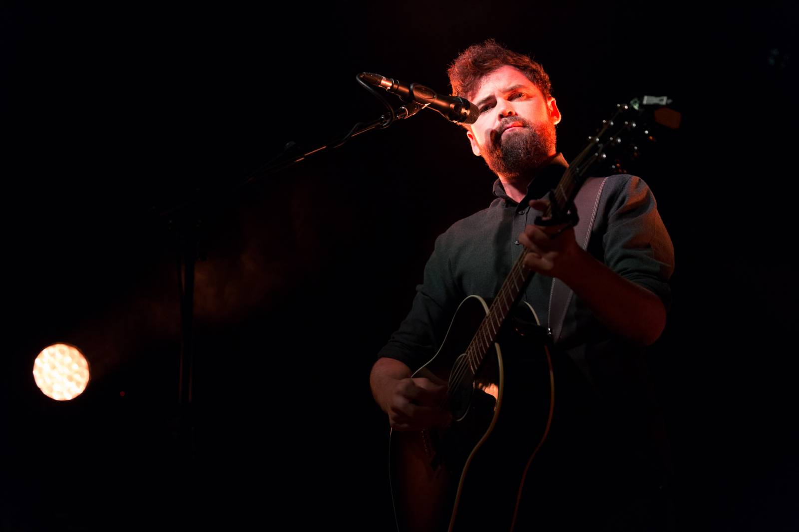 Passenger v Roxy uhranul intimní atmosférou