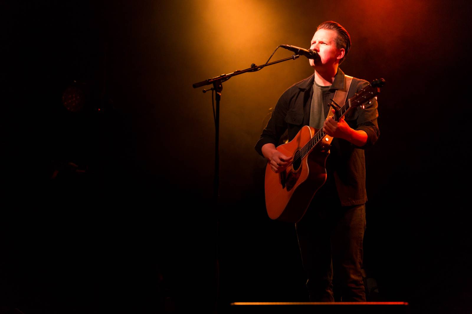 Passenger v Roxy uhranul intimní atmosférou