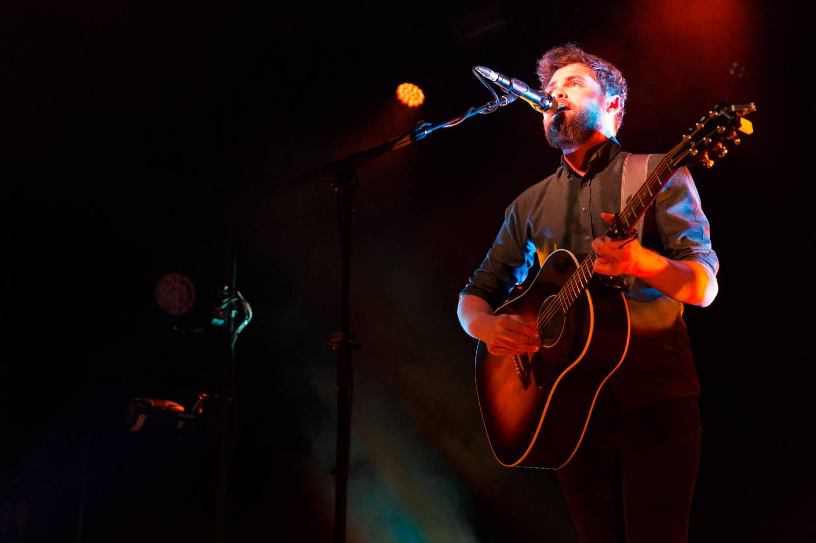 Passenger v Roxy uhranul intimní atmosférou