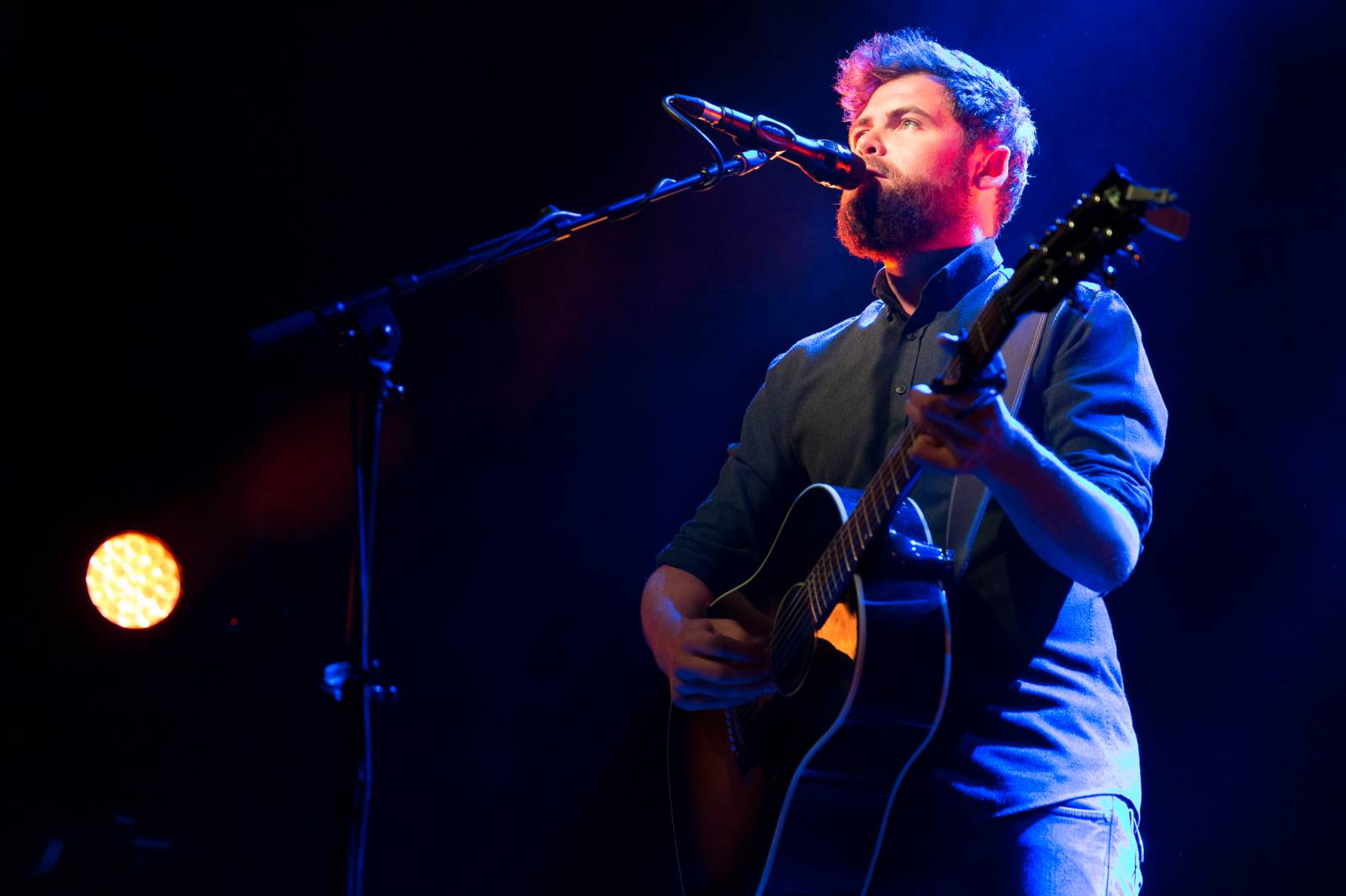 Passenger v Roxy uhranul intimní atmosférou