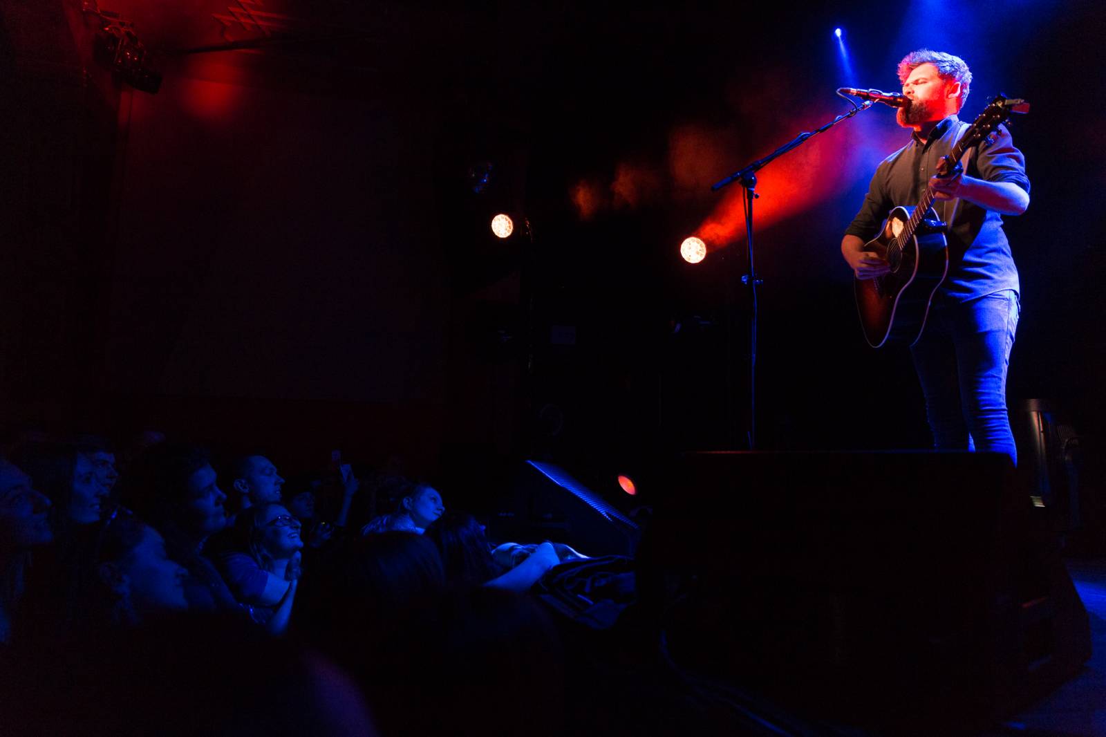 Passenger v Roxy uhranul intimní atmosférou