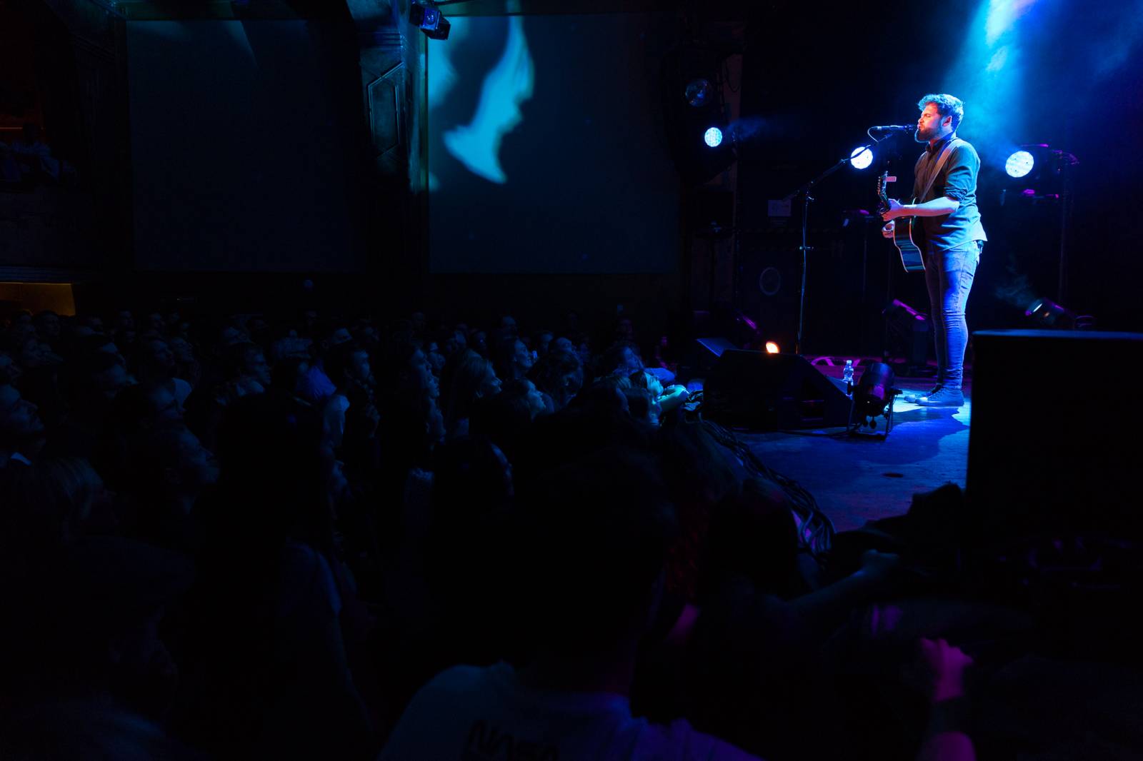 Passenger v Roxy uhranul intimní atmosférou