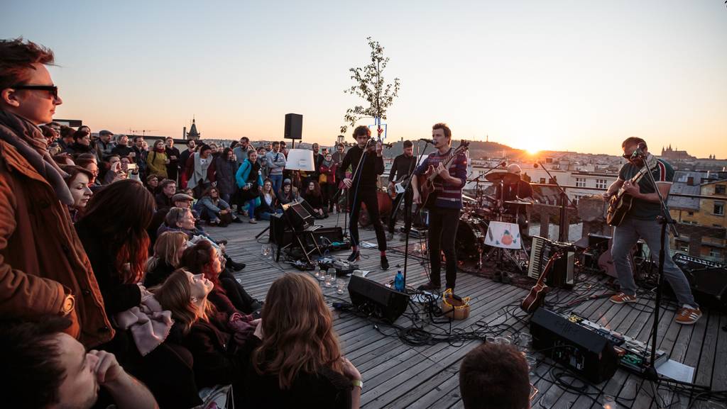 Zrní vzpomínali na střeše Lucerny na Václava Havla