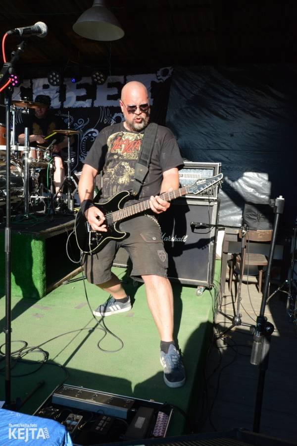 Barevné účesy, punk a teplé počasí: Číro Fest v první den rozhýbali SPS, Streetmachine nebo Vychcaný knedlíky