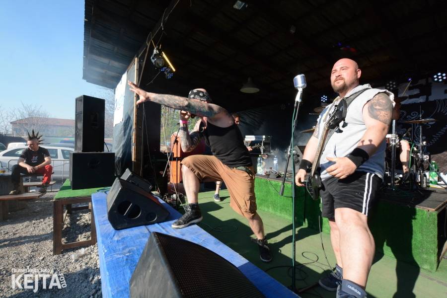 Barevné účesy, punk a teplé počasí: Číro Fest v první den rozhýbali SPS, Streetmachine nebo Vychcaný knedlíky