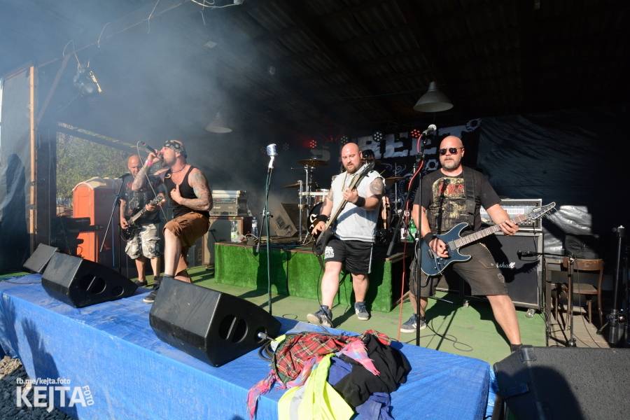 Barevné účesy, punk a teplé počasí: Číro Fest v první den rozhýbali SPS, Streetmachine nebo Vychcaný knedlíky