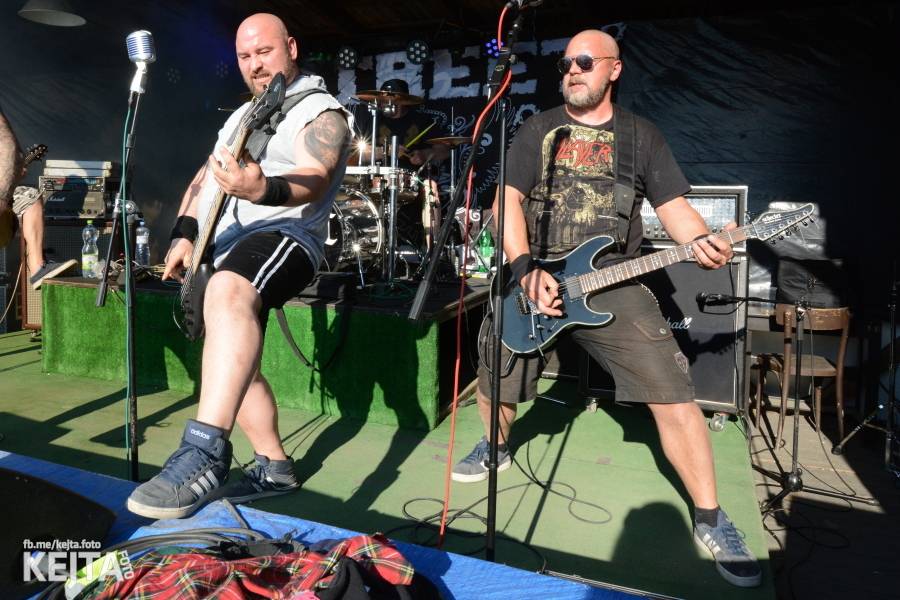 Barevné účesy, punk a teplé počasí: Číro Fest v první den rozhýbali SPS, Streetmachine nebo Vychcaný knedlíky