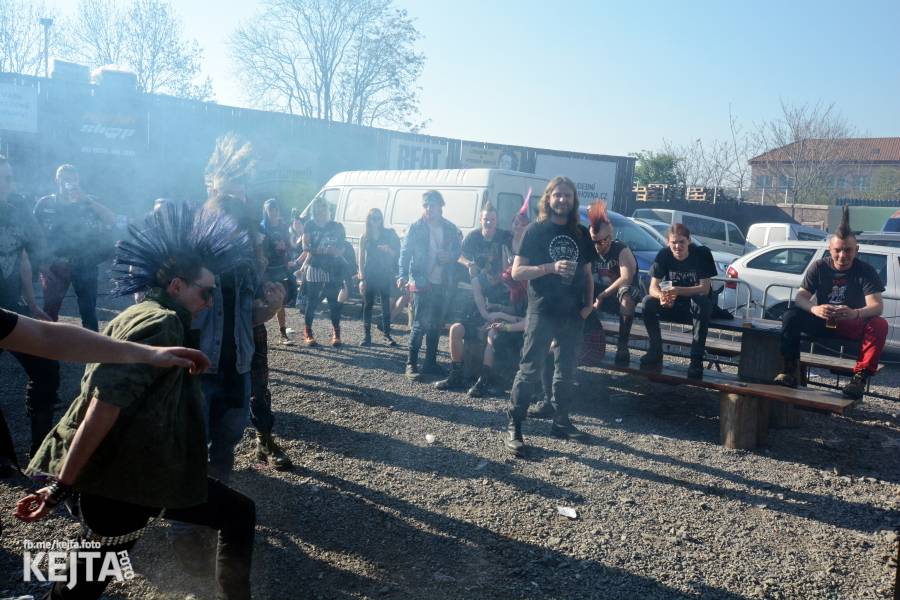 Barevné účesy, punk a teplé počasí: Číro Fest v první den rozhýbali SPS, Streetmachine nebo Vychcaný knedlíky