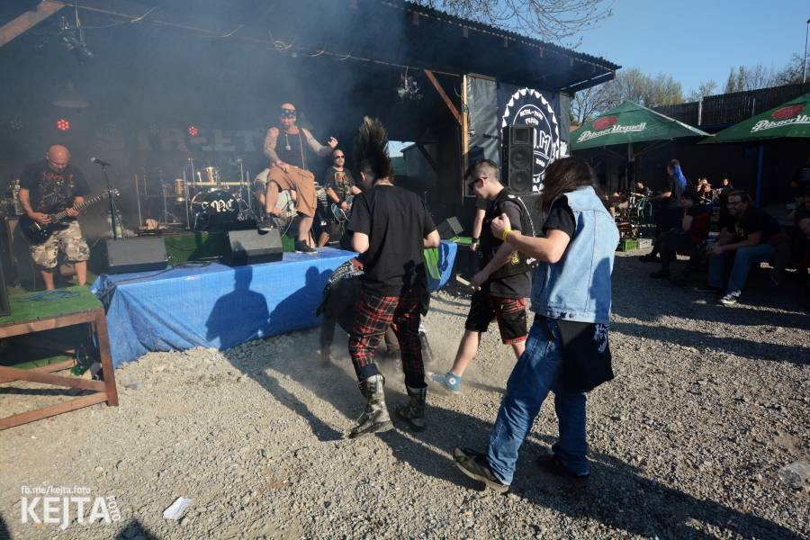 Barevné účesy, punk a teplé počasí: Číro Fest v první den rozhýbali SPS, Streetmachine nebo Vychcaný knedlíky