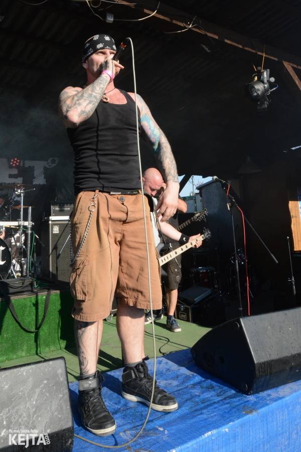 Barevné účesy, punk a teplé počasí: Číro Fest v první den rozhýbali SPS, Streetmachine nebo Vychcaný knedlíky