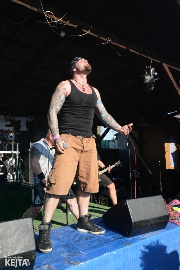 Barevné účesy, punk a teplé počasí: Číro Fest v první den rozhýbali SPS, Streetmachine nebo Vychcaný knedlíky