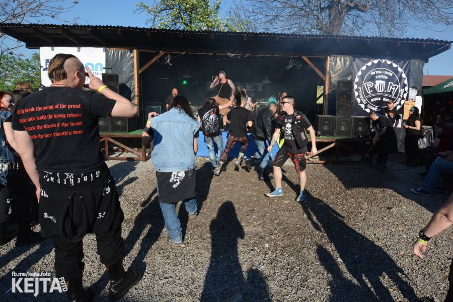 Barevné účesy, punk a teplé počasí: Číro Fest v první den rozhýbali SPS, Streetmachine nebo Vychcaný knedlíky