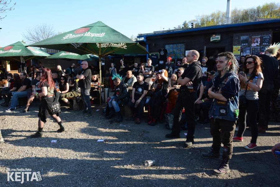 Barevné účesy, punk a teplé počasí: Číro Fest v první den rozhýbali SPS, Streetmachine nebo Vychcaný knedlíky