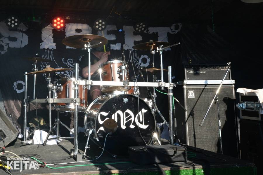 Barevné účesy, punk a teplé počasí: Číro Fest v první den rozhýbali SPS, Streetmachine nebo Vychcaný knedlíky