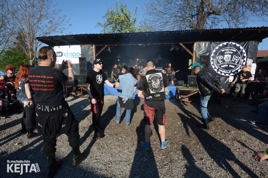 Barevné účesy, punk a teplé počasí: Číro Fest v první den rozhýbali SPS, Streetmachine nebo Vychcaný knedlíky