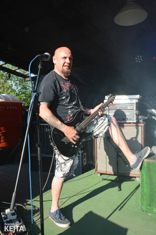 Barevné účesy, punk a teplé počasí: Číro Fest v první den rozhýbali SPS, Streetmachine nebo Vychcaný knedlíky