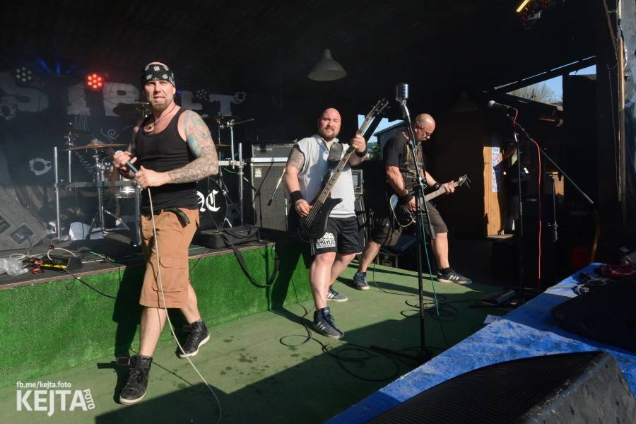 Barevné účesy, punk a teplé počasí: Číro Fest v první den rozhýbali SPS, Streetmachine nebo Vychcaný knedlíky