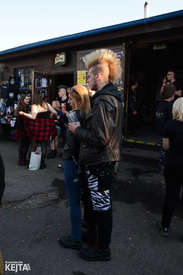 Barevné účesy, punk a teplé počasí: Číro Fest v první den rozhýbali SPS, Streetmachine nebo Vychcaný knedlíky