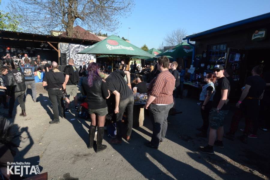 Barevné účesy, punk a teplé počasí: Číro Fest v první den rozhýbali SPS, Streetmachine nebo Vychcaný knedlíky