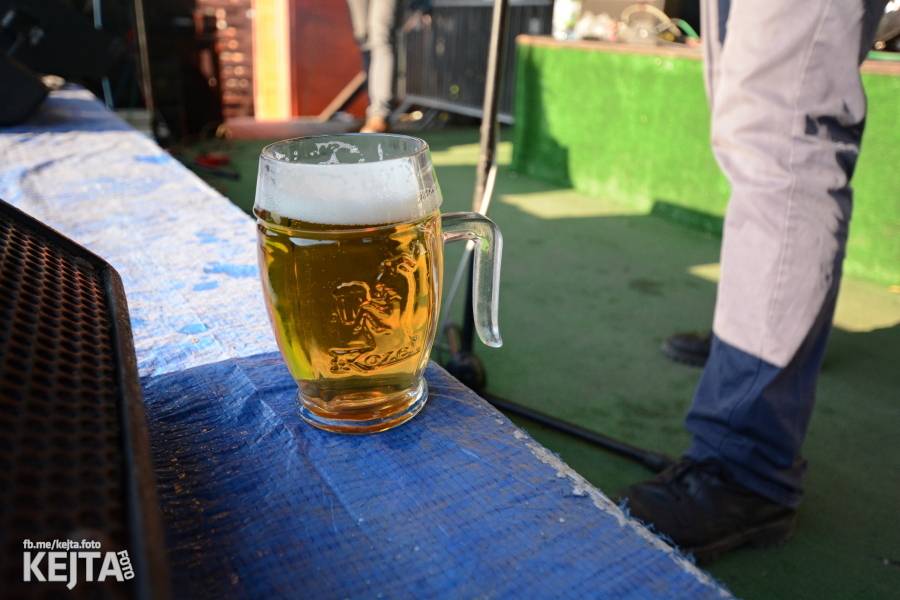 Barevné účesy, punk a teplé počasí: Číro Fest v první den rozhýbali SPS, Streetmachine nebo Vychcaný knedlíky