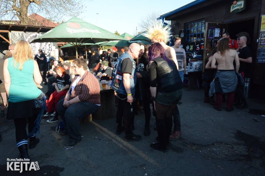 Barevné účesy, punk a teplé počasí: Číro Fest v první den rozhýbali SPS, Streetmachine nebo Vychcaný knedlíky